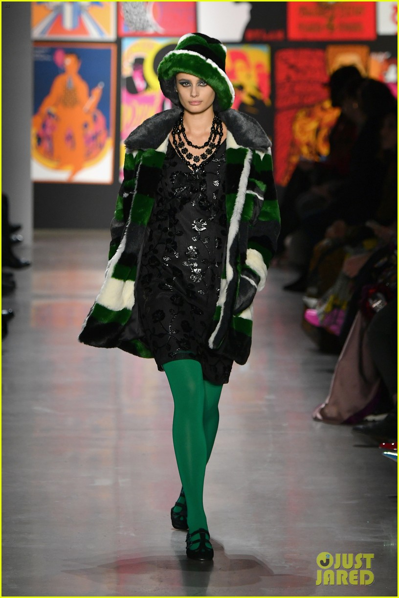 Grace VanderWaal Attends the Anna Sui Fashion Show!