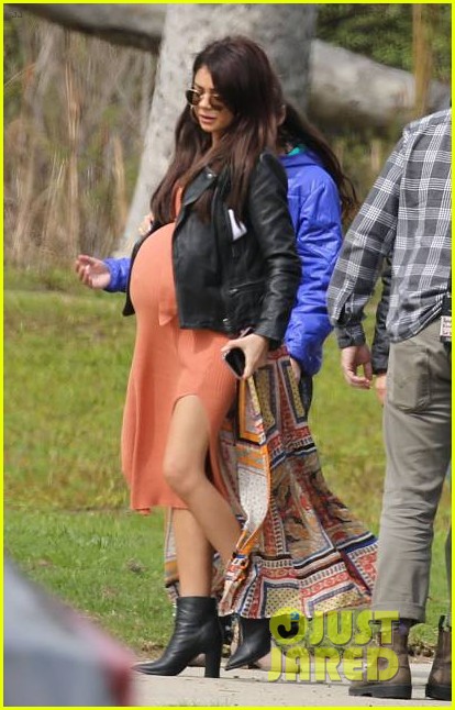 Sarah Hyland is Very 'Pregnant' While Filming 'Modern Family!'