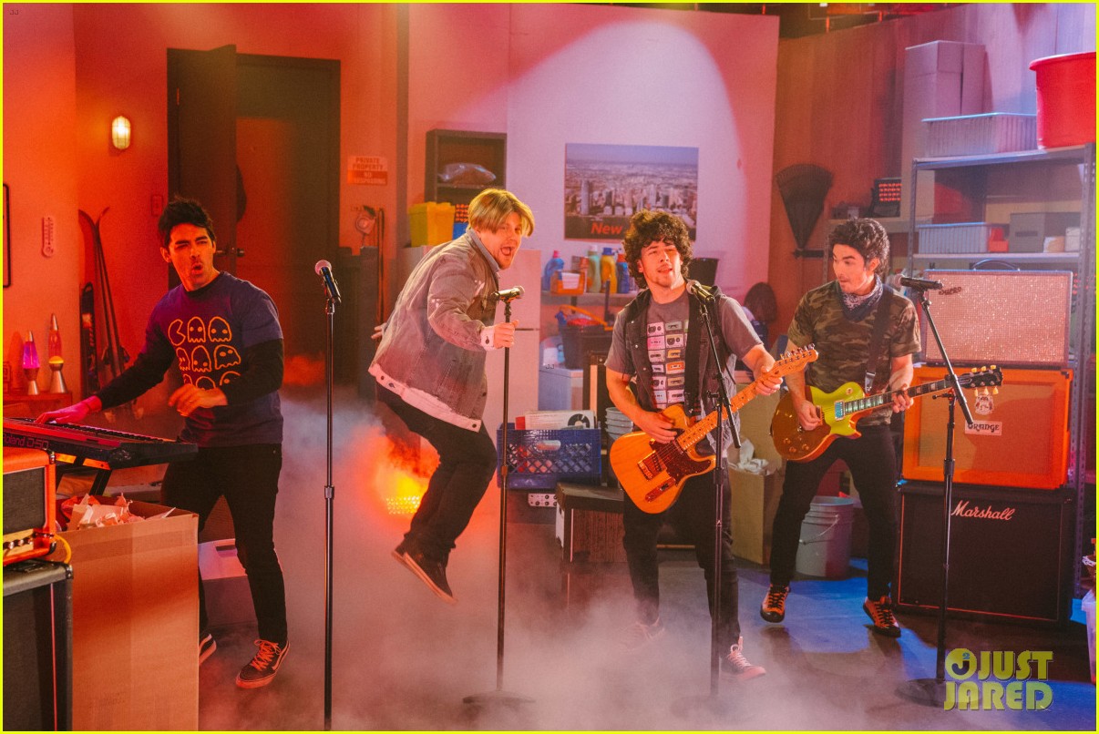 Jonas Brothers Fill Their Guts on 'The Late Late Show' - Watch!