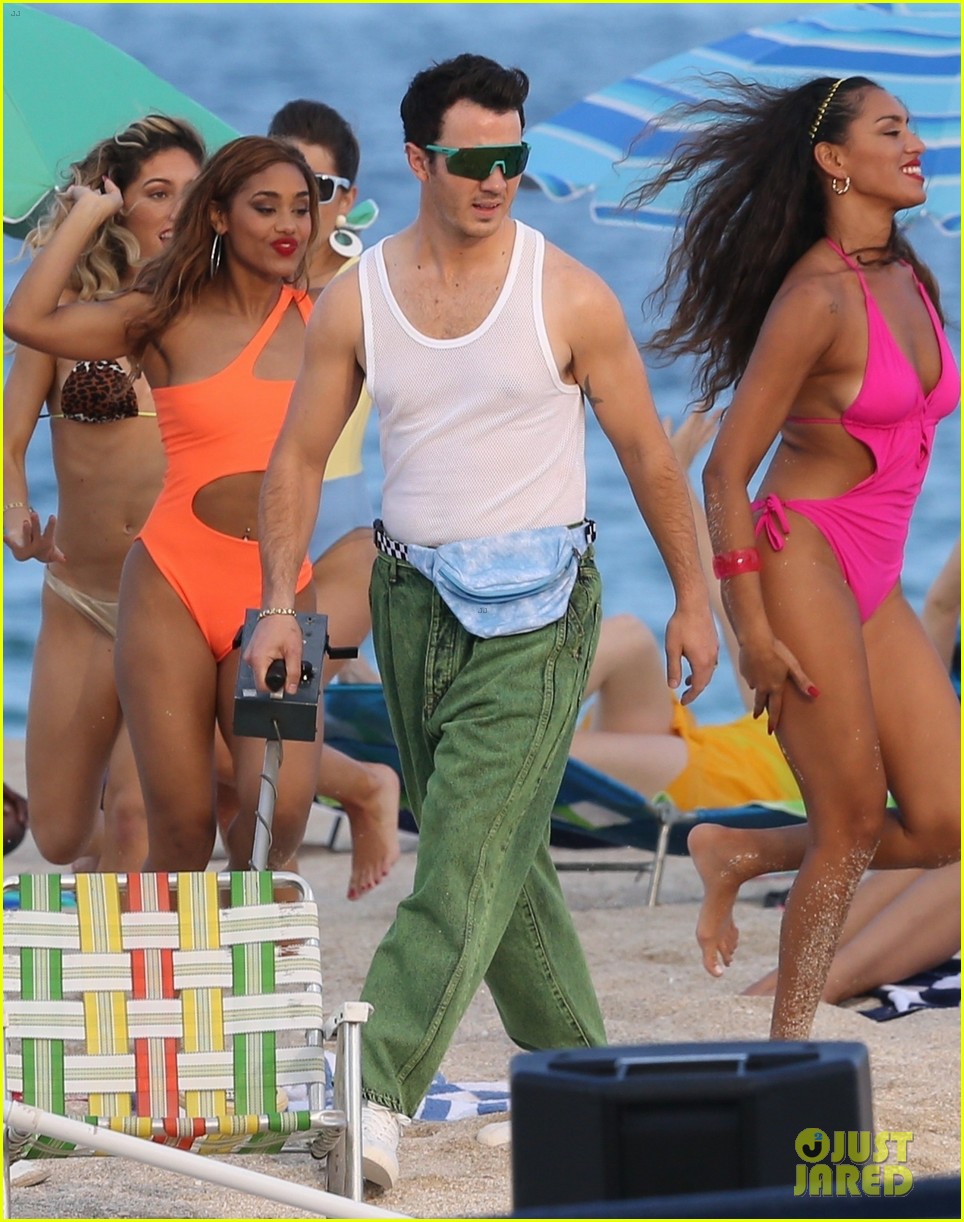 Nick & Kevin Jonas Film Their Music Video at the Beach!