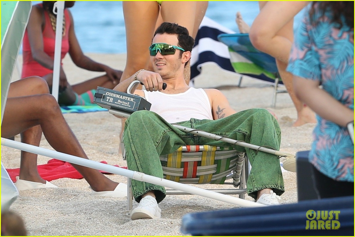 Nick & Kevin Jonas Film Their Music Video at the Beach!