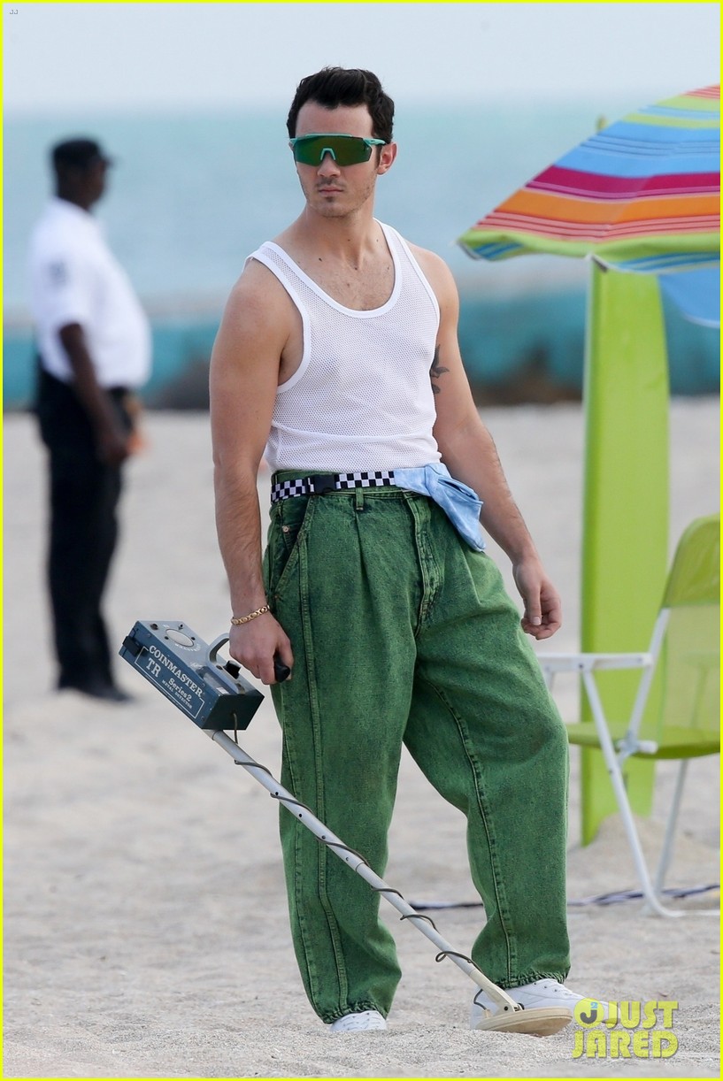 Nick & Kevin Jonas Film Their Music Video at the Beach!
