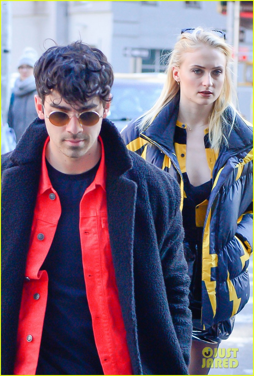 Joe Jonas & Sophie Turner Attend New York Knicks Game with Her Parents