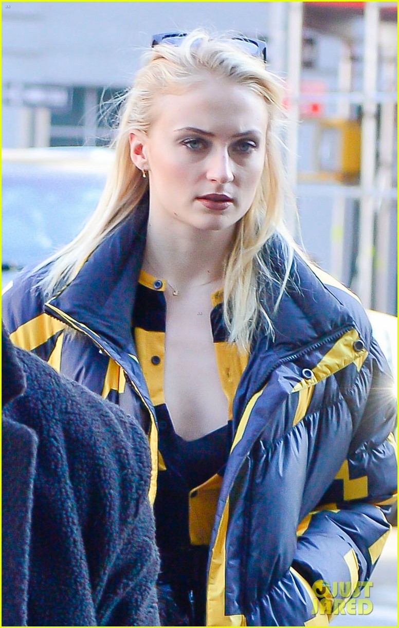Joe Jonas & Sophie Turner Attend New York Knicks Game with Her Parents