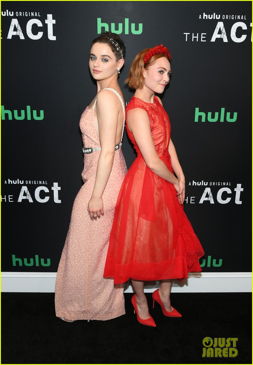 Joey King & AnnaSophia Robb Rock Headbands at 'The Act' Premiere!