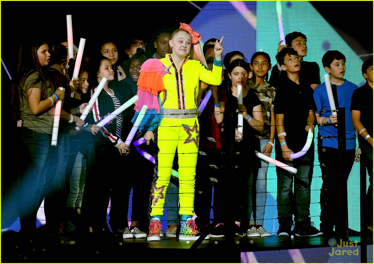 JoJo Siwa Picks Up Favorite Social Music Star at KCAs 2019!