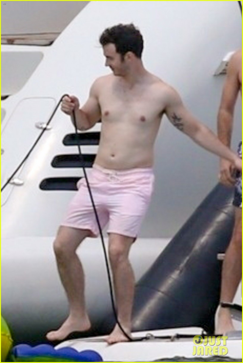 Nick Jonas Goes Shirtless Alongside His Family in Miami!