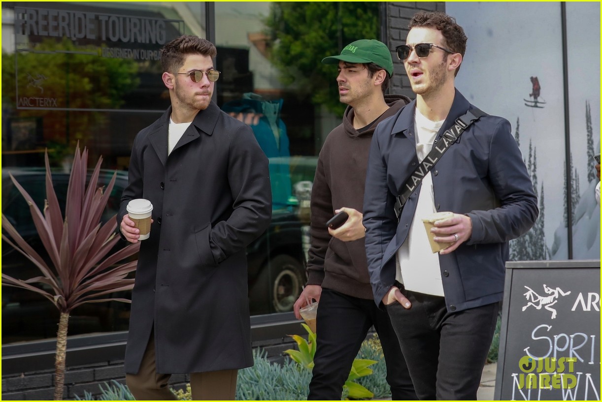 Nick, Joe, & Kevin Jonas Meet Up for Lunch in L.A.