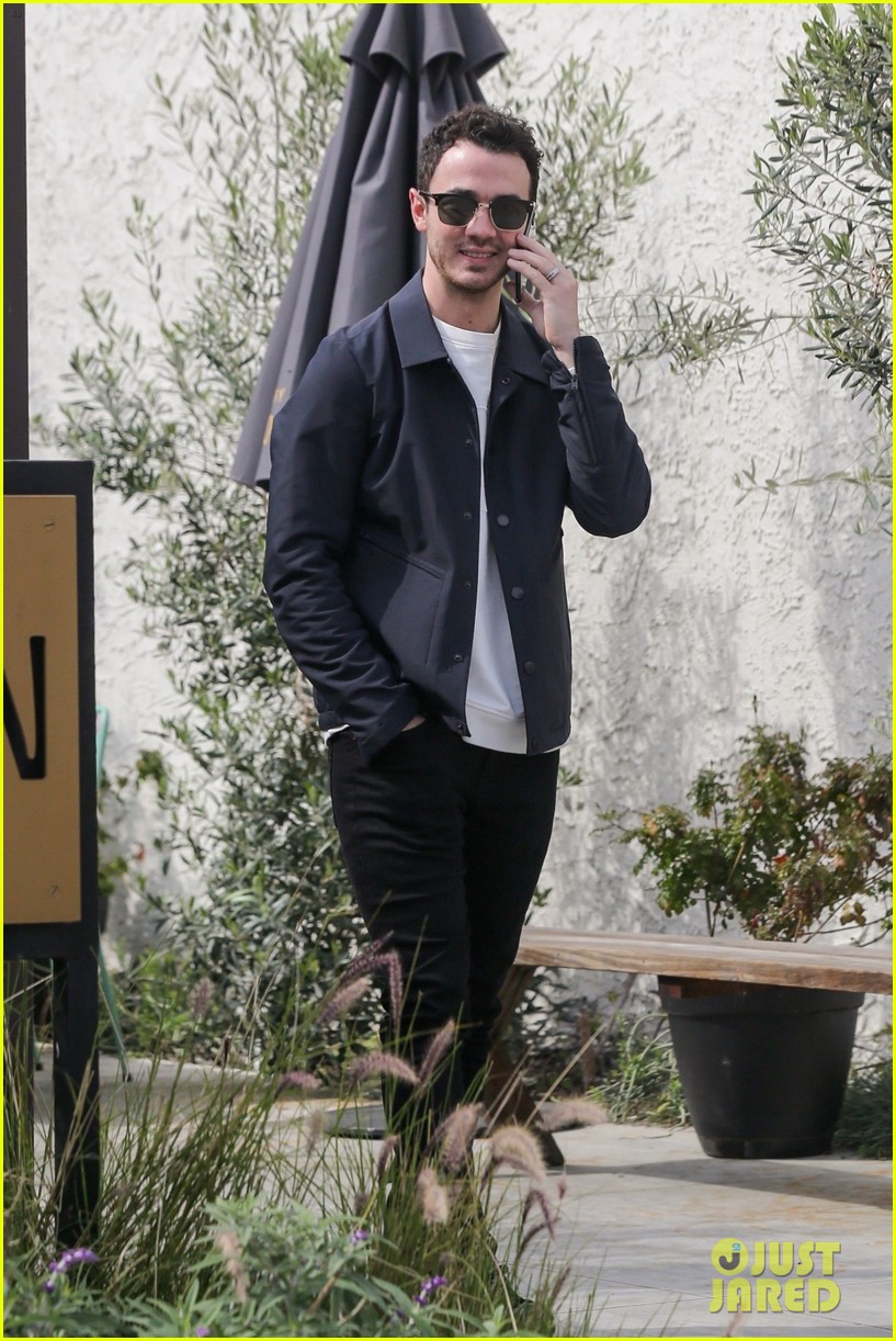 Nick, Joe, & Kevin Jonas Meet Up for Lunch in L.A.