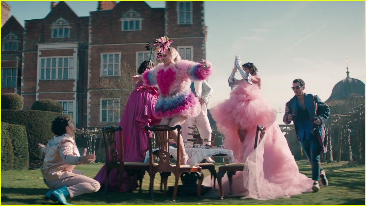 Jonas Brothers Drop 'Sucker' Video with Very Special Guests!