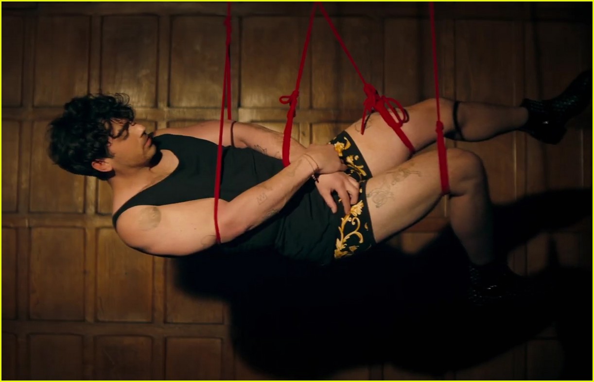 Jonas Brothers Drop 'Sucker' Video with Very Special Guests!