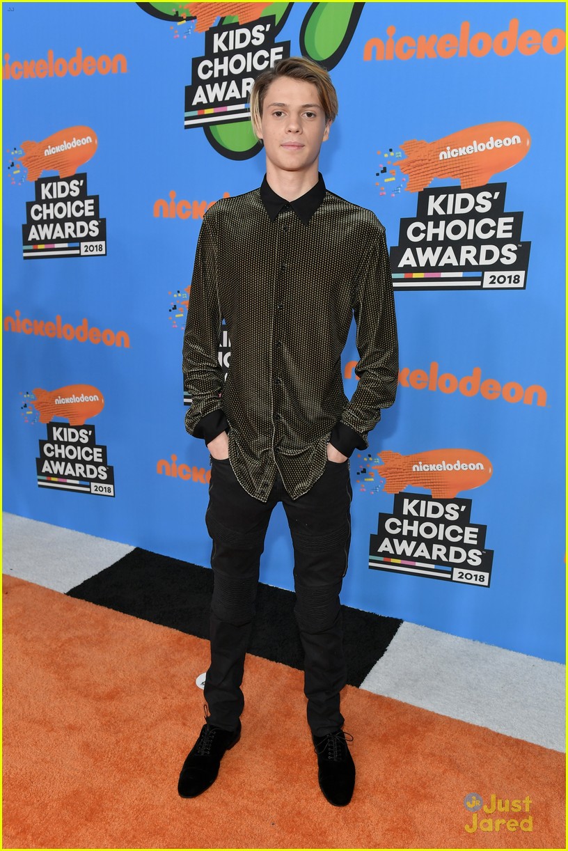It's A Fashion Flashback Friday - See What The Stars Wore To The 2018 Kids' Choice Awards