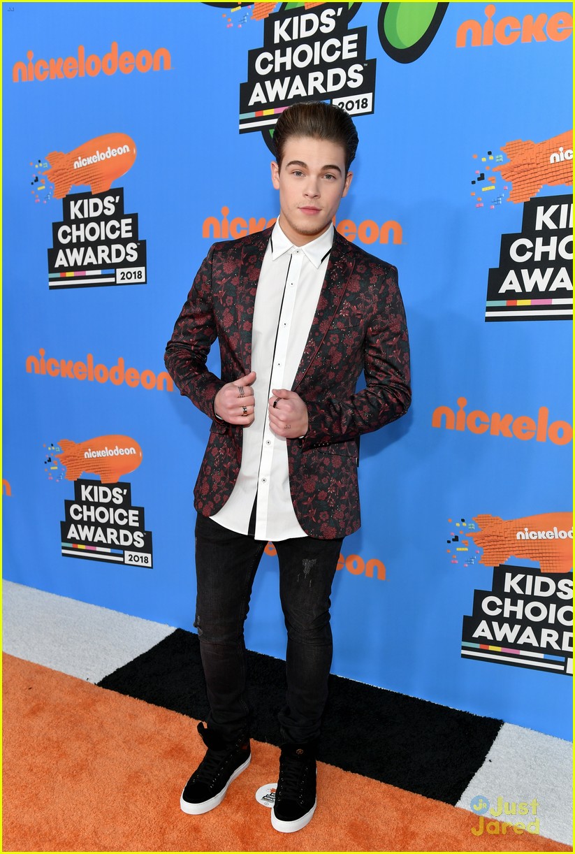 It's A Fashion Flashback Friday - See What The Stars Wore To The 2018 Kids' Choice Awards