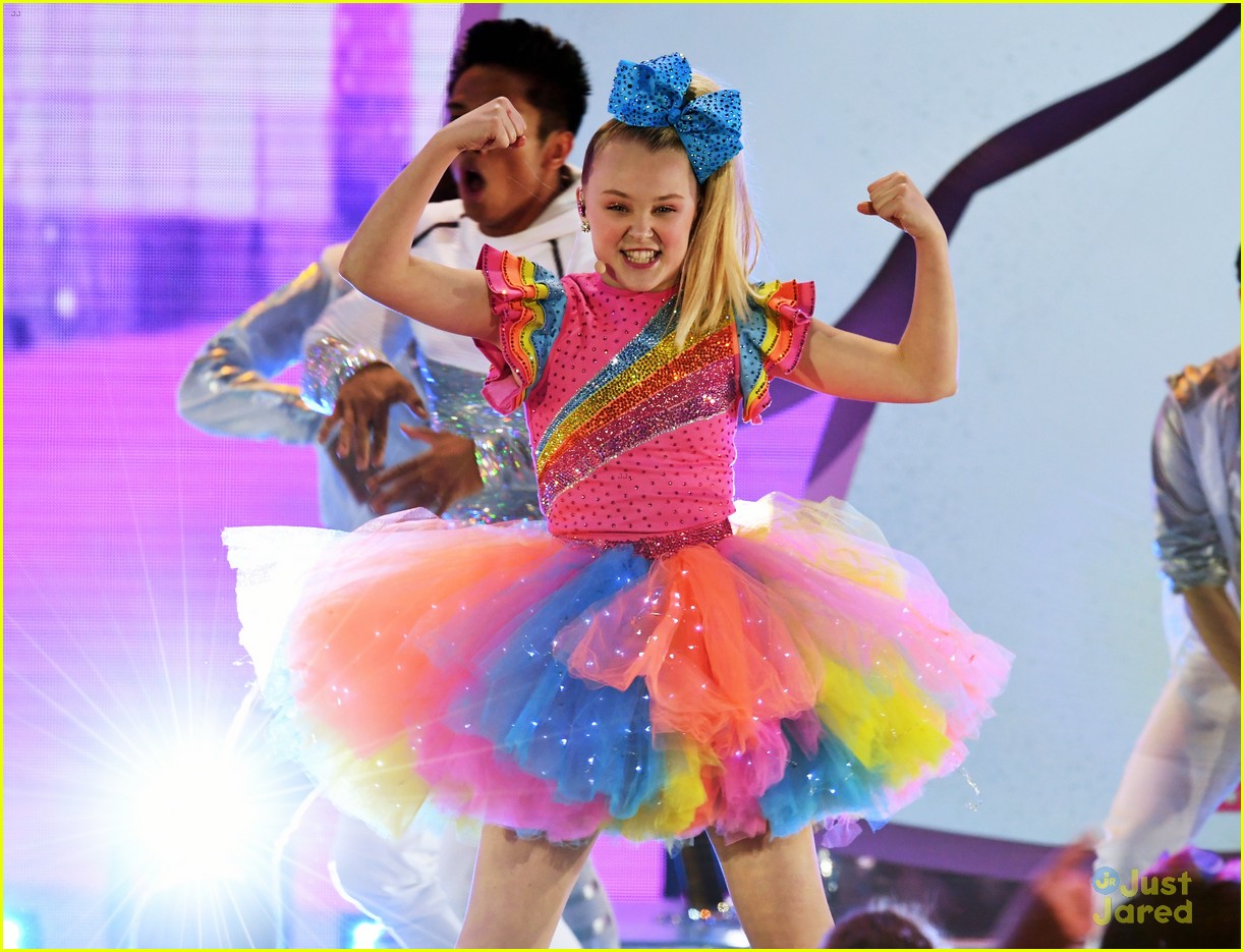 It's A Fashion Flashback Friday - See What The Stars Wore To The 2018 Kids' Choice Awards