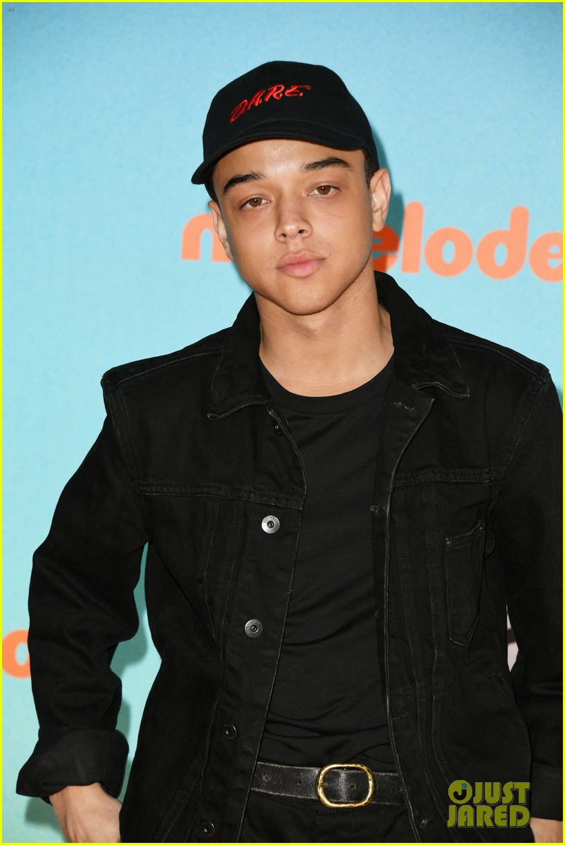 'On My Block' Cast Hits Kids' Choice Awards 2019 Orange Carpet!