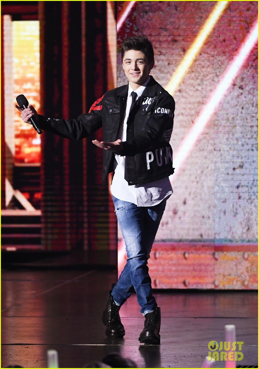 Asher Angel & Jack Dylan Grazer Bring 'Shazam' to Kids' Choice Awards 2019