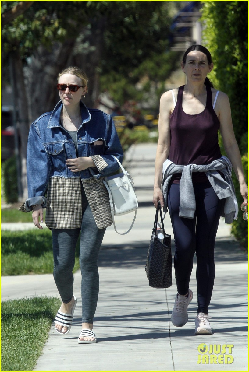 Dakota Fanning Checks Out a New House With Her Mom