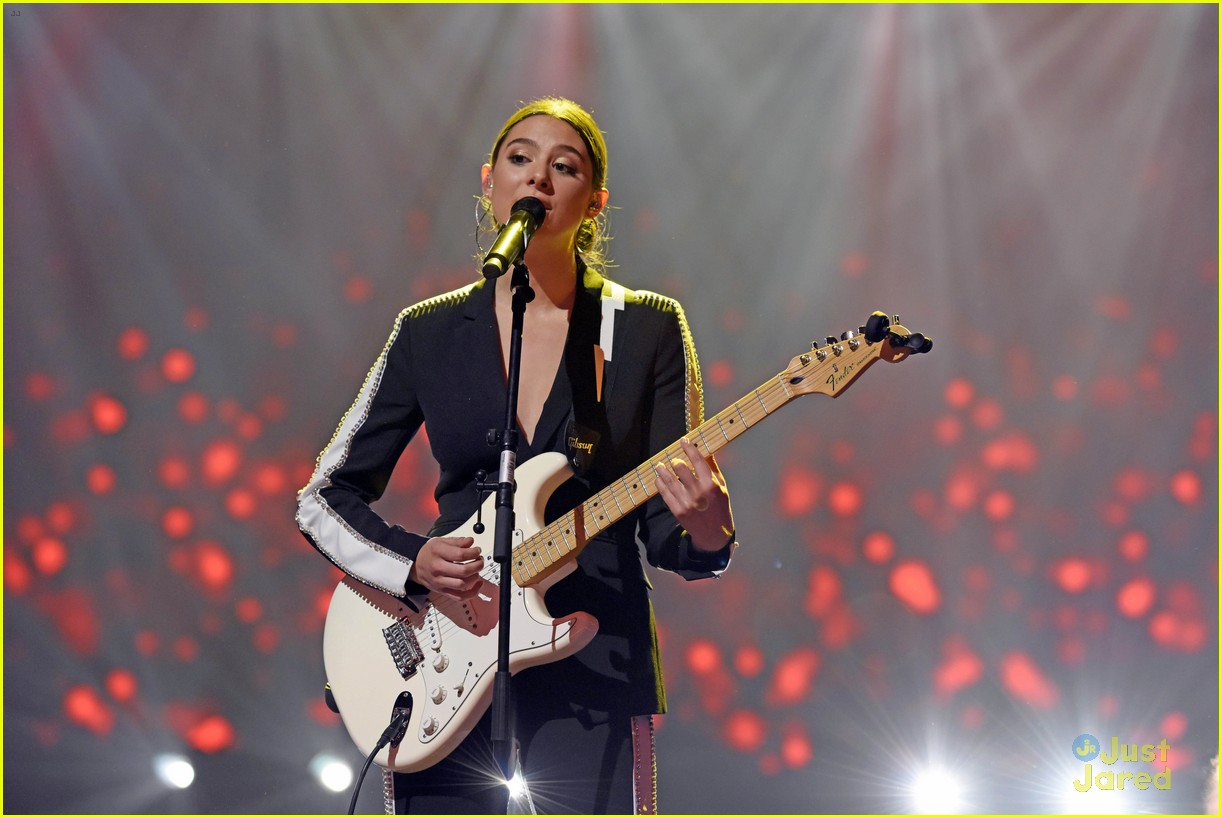 Kira Kosarin Performs 'Vinyl' at KCAs in Germany