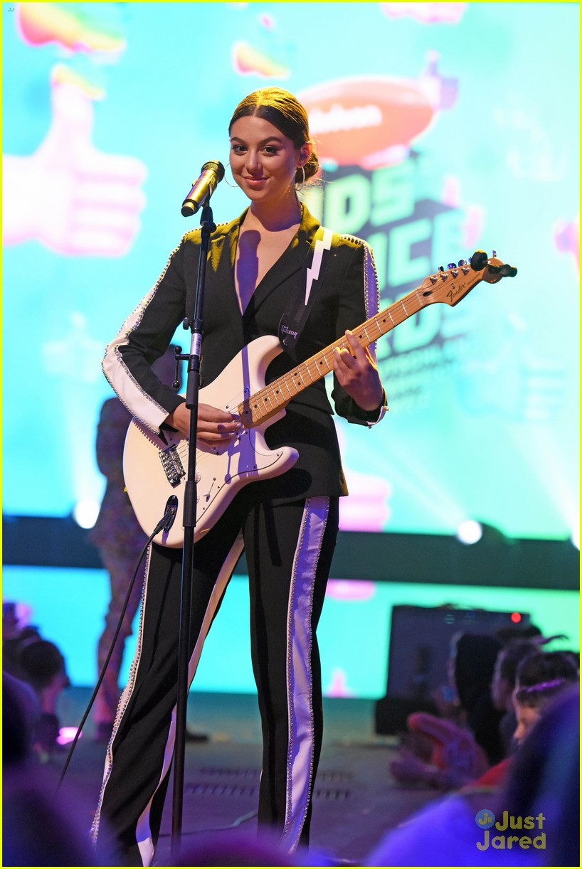 Kira Kosarin Performs 'Vinyl' at KCAs in Germany