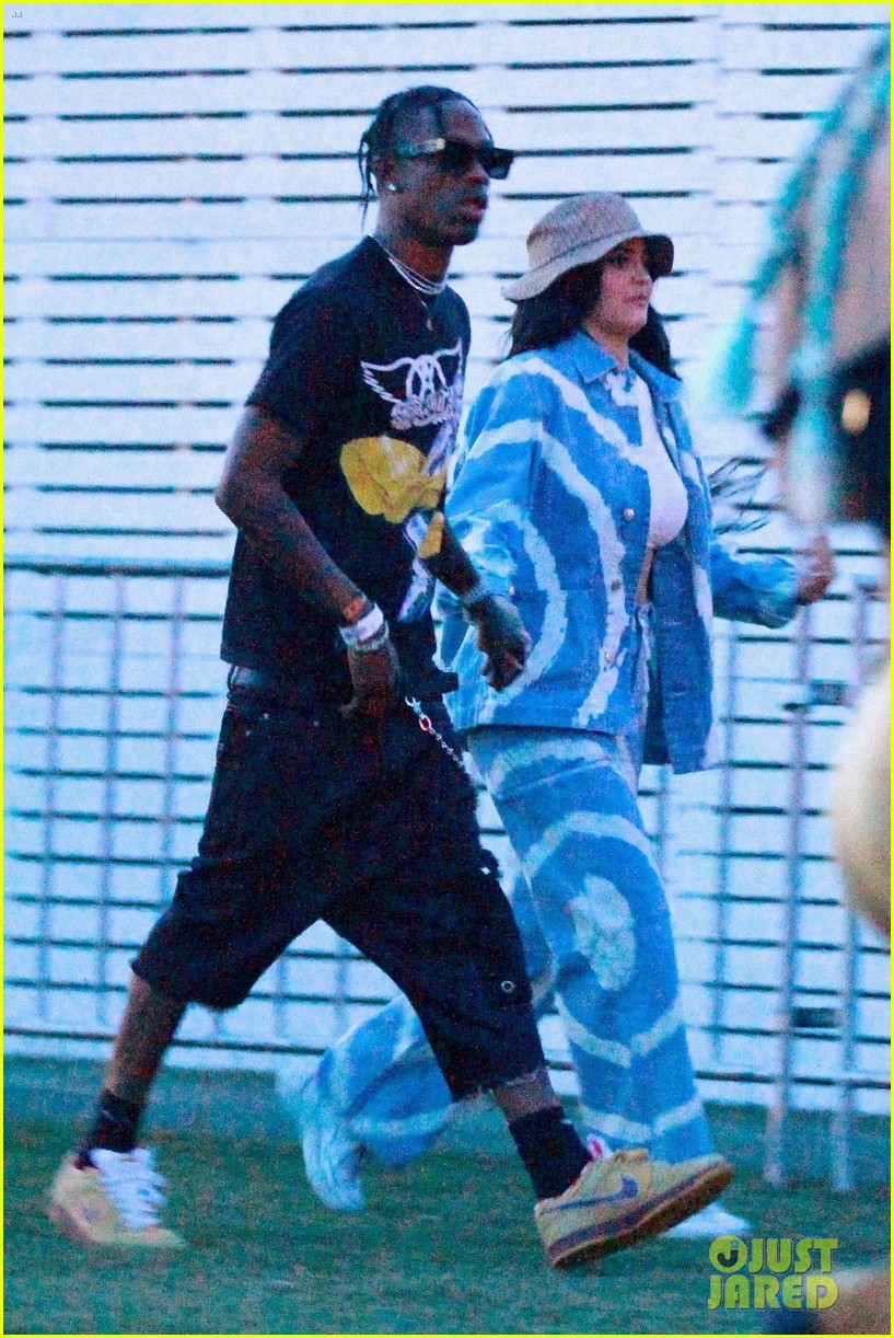 Kylie Jenner & Travis Scott Embrace Each Other & Kiss In New Instagram Pic
