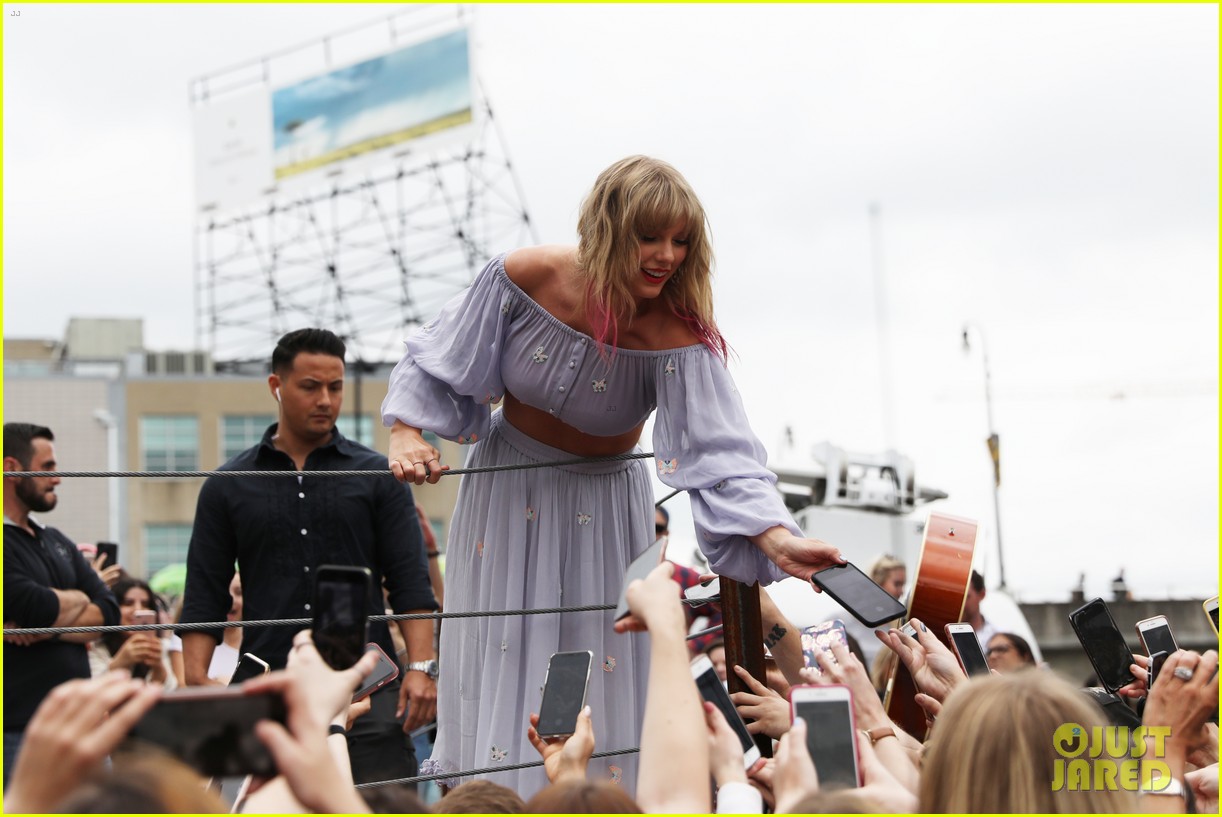 Taylor Swift Unveils New 'Me!' Mural Clue in Nashville!