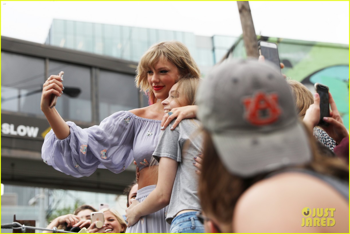 Taylor Swift Unveils New 'Me!' Mural Clue in Nashville!