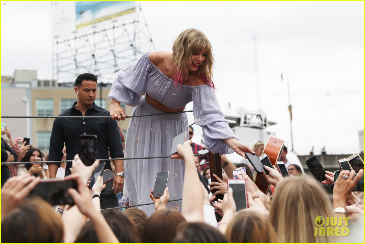 Taylor Swift Unveils New 'Me!' Mural Clue in Nashville!