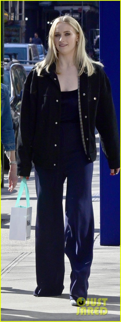 Sophie Turner Spends the Day in NYC with Her Parents & Joe Jonas! 