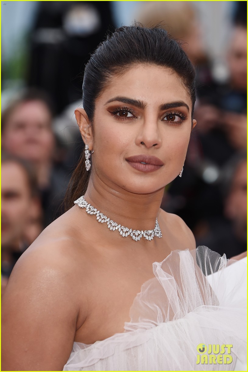 Nick Jonas Is Priyanka Chopra's Umbrella Holder at Cannes Premiere!