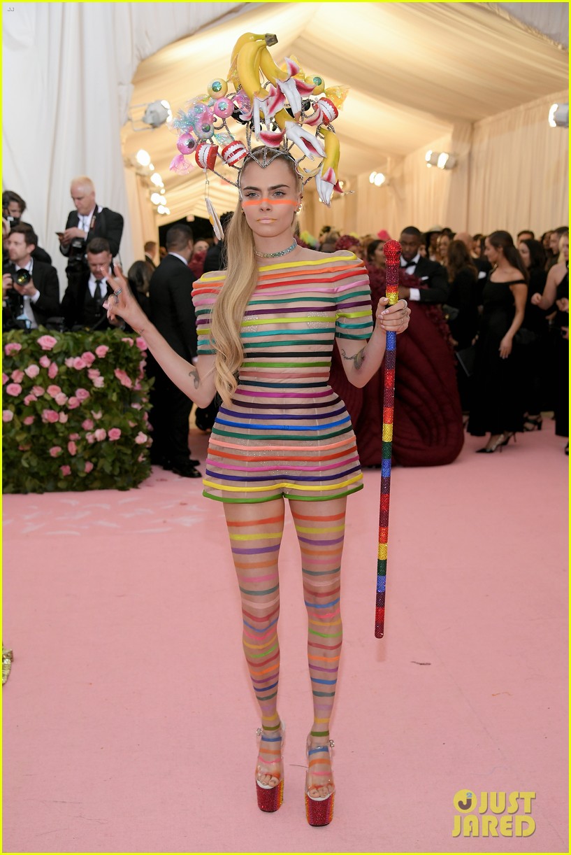 Cara Delevingne Rocks Food on Her Head at Met Gala 2019!