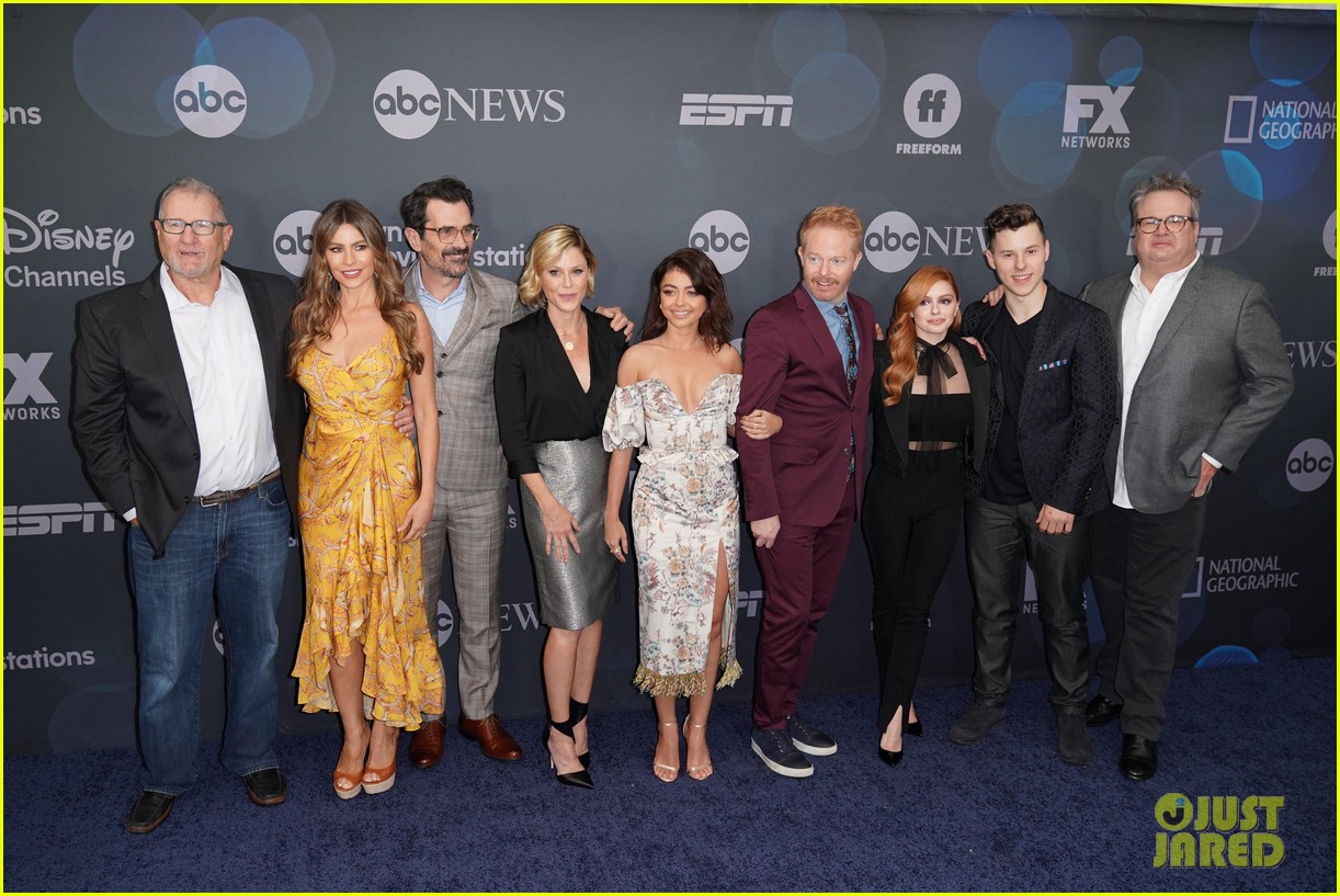 Sarah Hyland & Ariel Winter Join 'Modern Family' Cast at ABC Disney Upfronts!