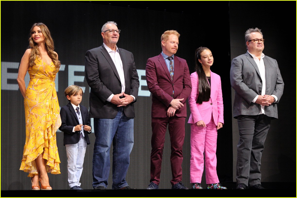 Sarah Hyland & Ariel Winter Join 'Modern Family' Cast at ABC Disney Upfronts!