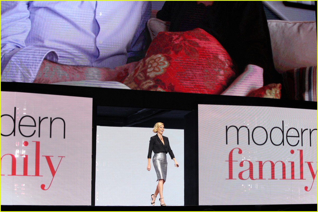 Sarah Hyland & Ariel Winter Join 'Modern Family' Cast at ABC Disney Upfronts!