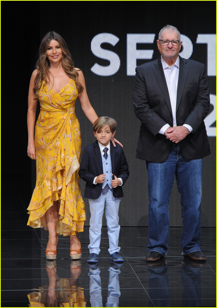 Sarah Hyland & Ariel Winter Join 'Modern Family' Cast at ABC Disney Upfronts!