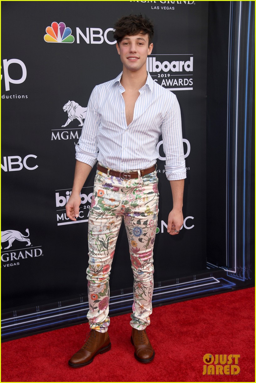 Kiernan Shipka & Ross Lynch Are Presenters at Billboard Music Awards 2019