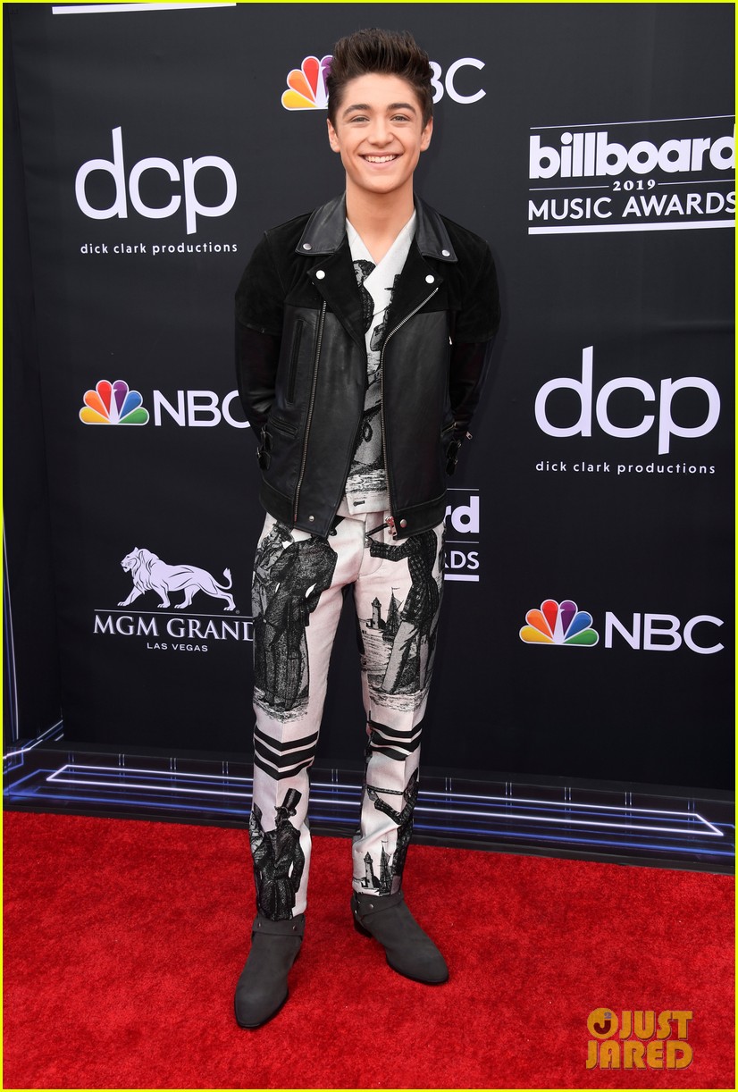 Kiernan Shipka & Ross Lynch Are Presenters at Billboard Music Awards 2019