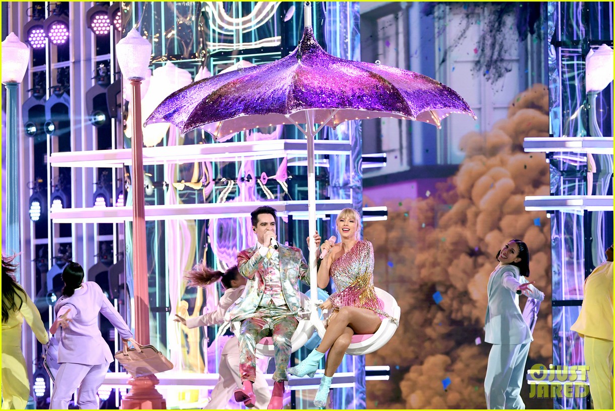 Watch Taylor Swift's Colorful 'Me!' Performance at Billboard Music Awards 2019! (Video)