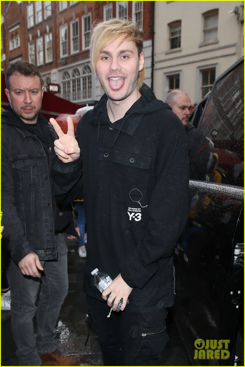 5 Seconds of Summer Greet Fans in London! 