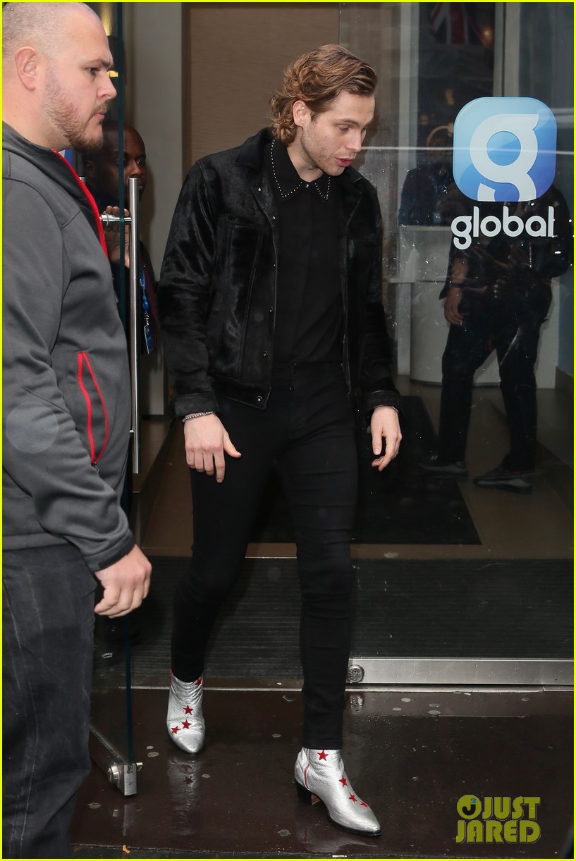 5 Seconds of Summer Greet Fans in London! 