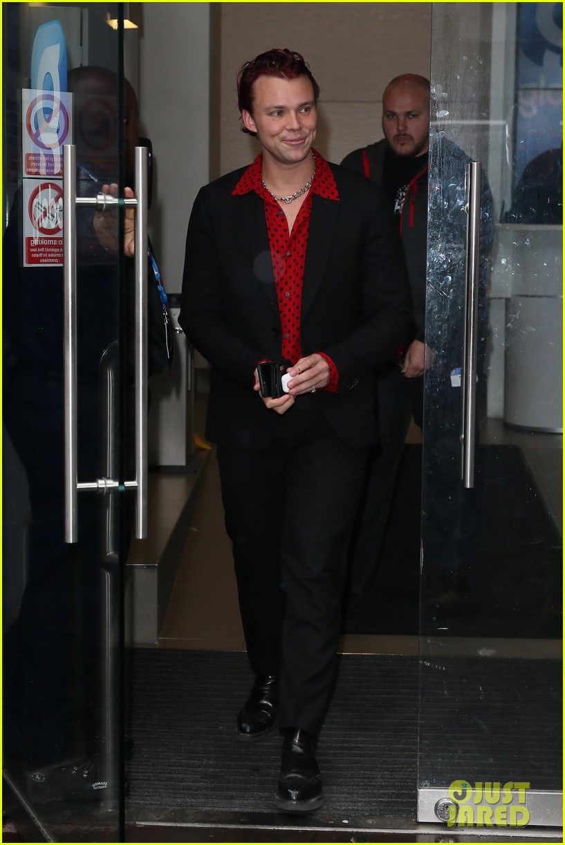 5 Seconds of Summer Greet Fans in London!