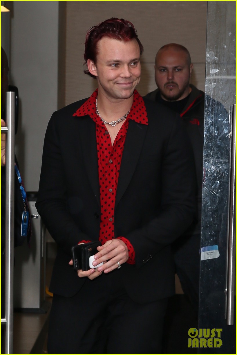 5 Seconds of Summer Greet Fans in London!