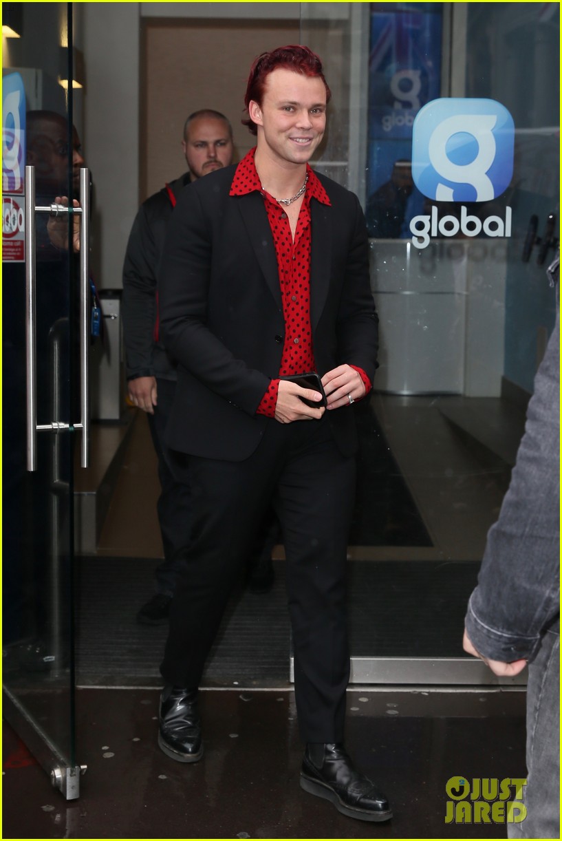 5 Seconds of Summer Greet Fans in London! 