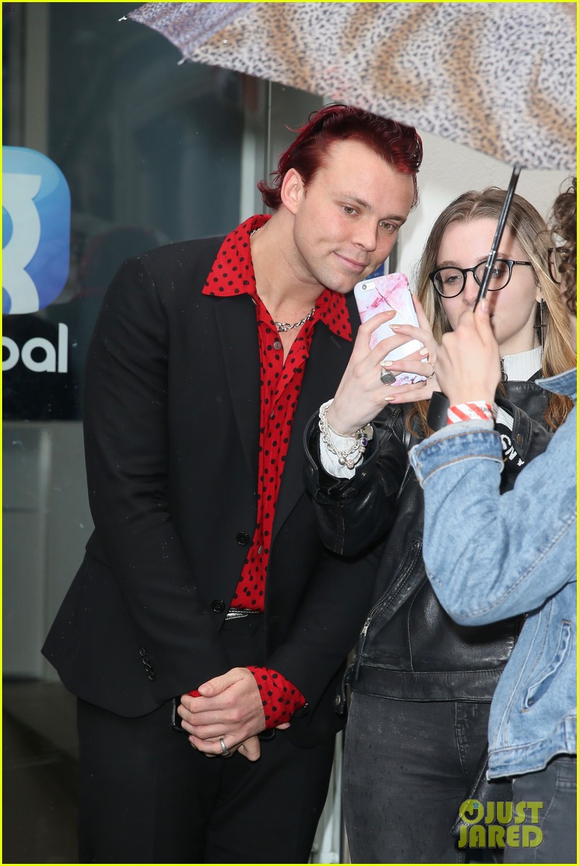 5 Seconds of Summer Greet Fans in London! 