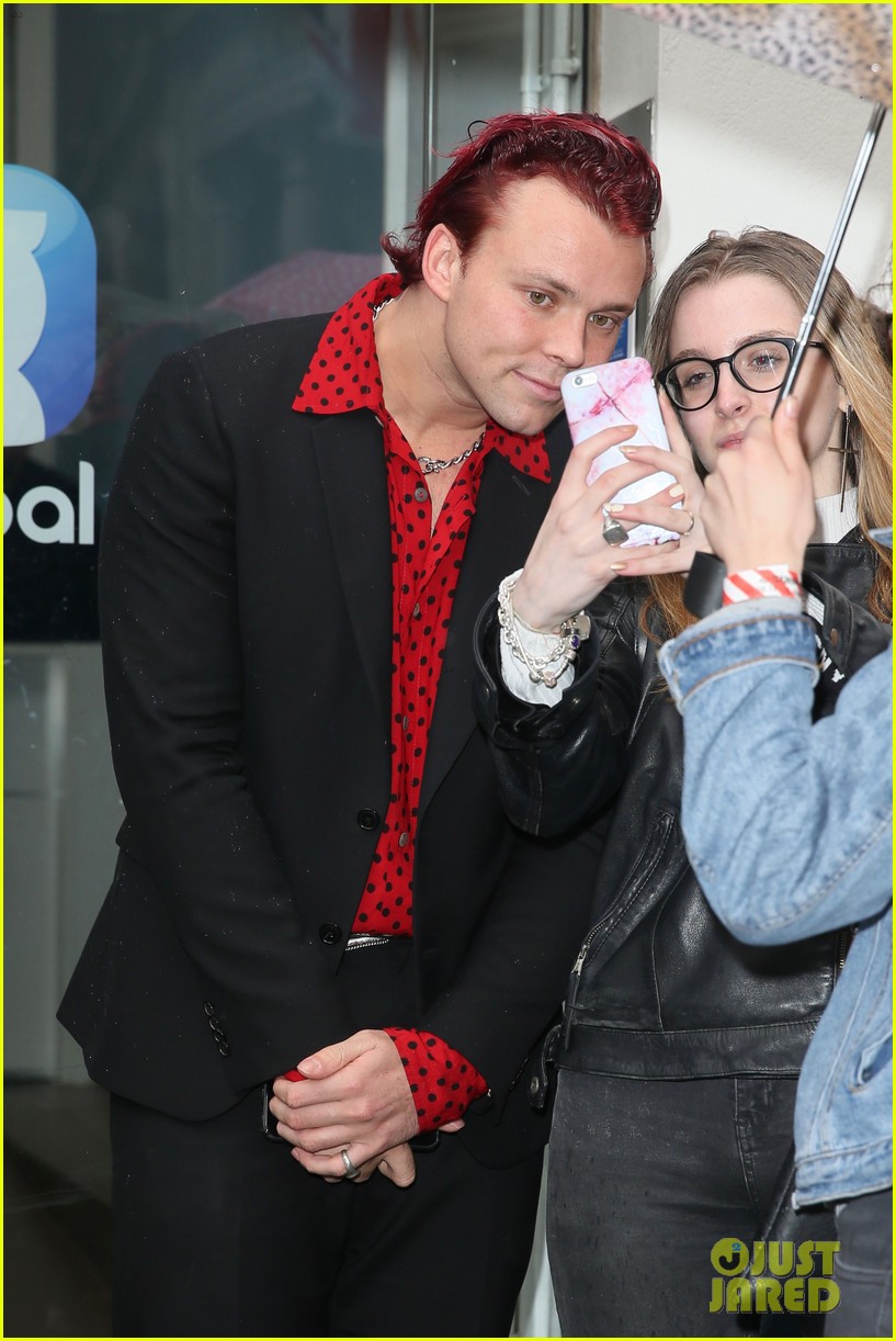 5 Seconds of Summer Greet Fans in London! 