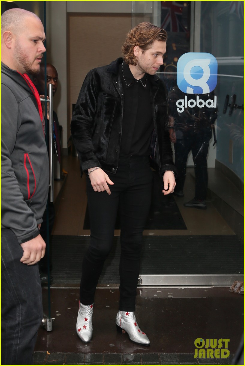 5 Seconds of Summer Greet Fans in London! 