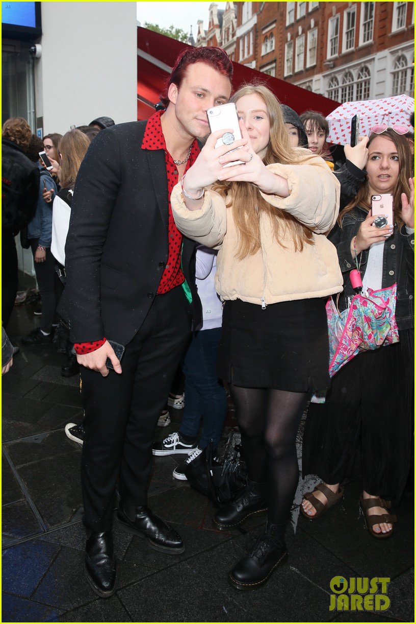 5 Seconds of Summer Greet Fans in London! 