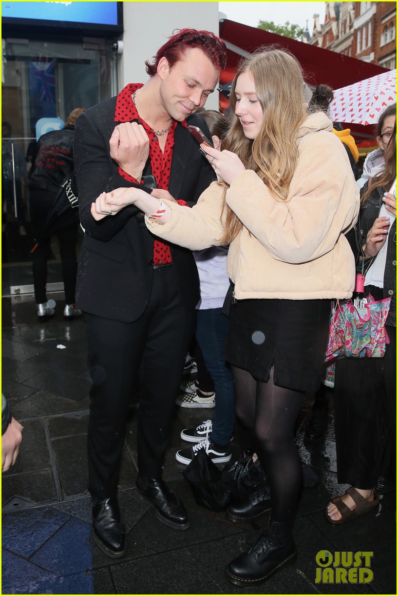 5 Seconds of Summer Greet Fans in London! 