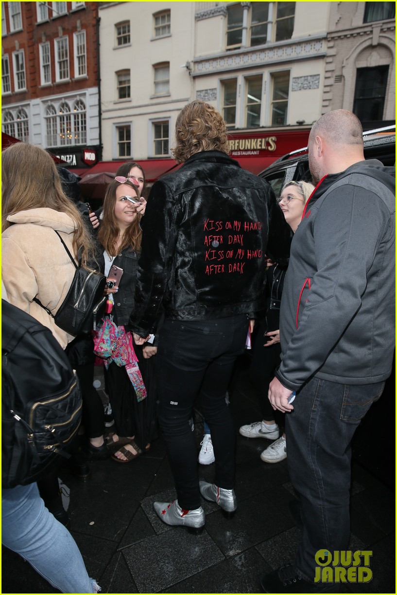 5 Seconds of Summer Greet Fans in London! 