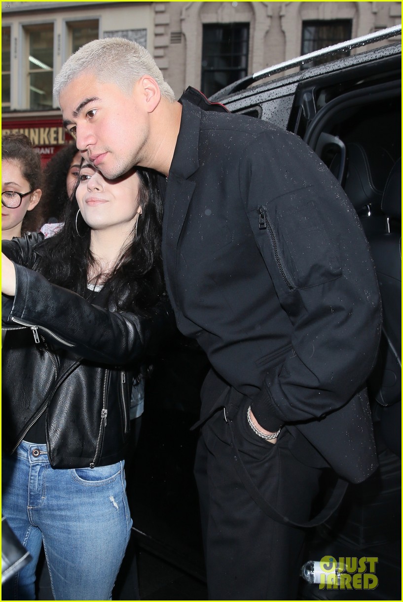 5 Seconds of Summer Greet Fans in London! 