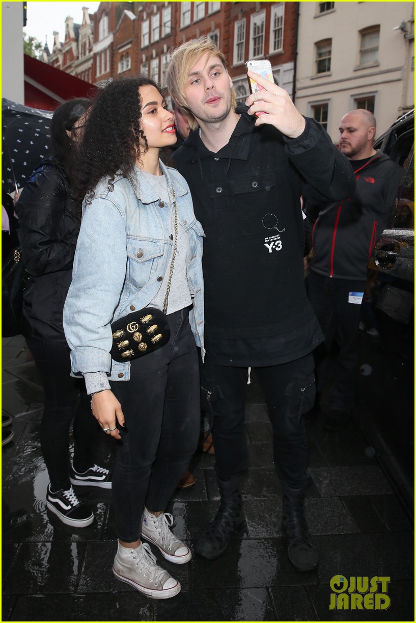 5 Seconds of Summer Greet Fans in London! 